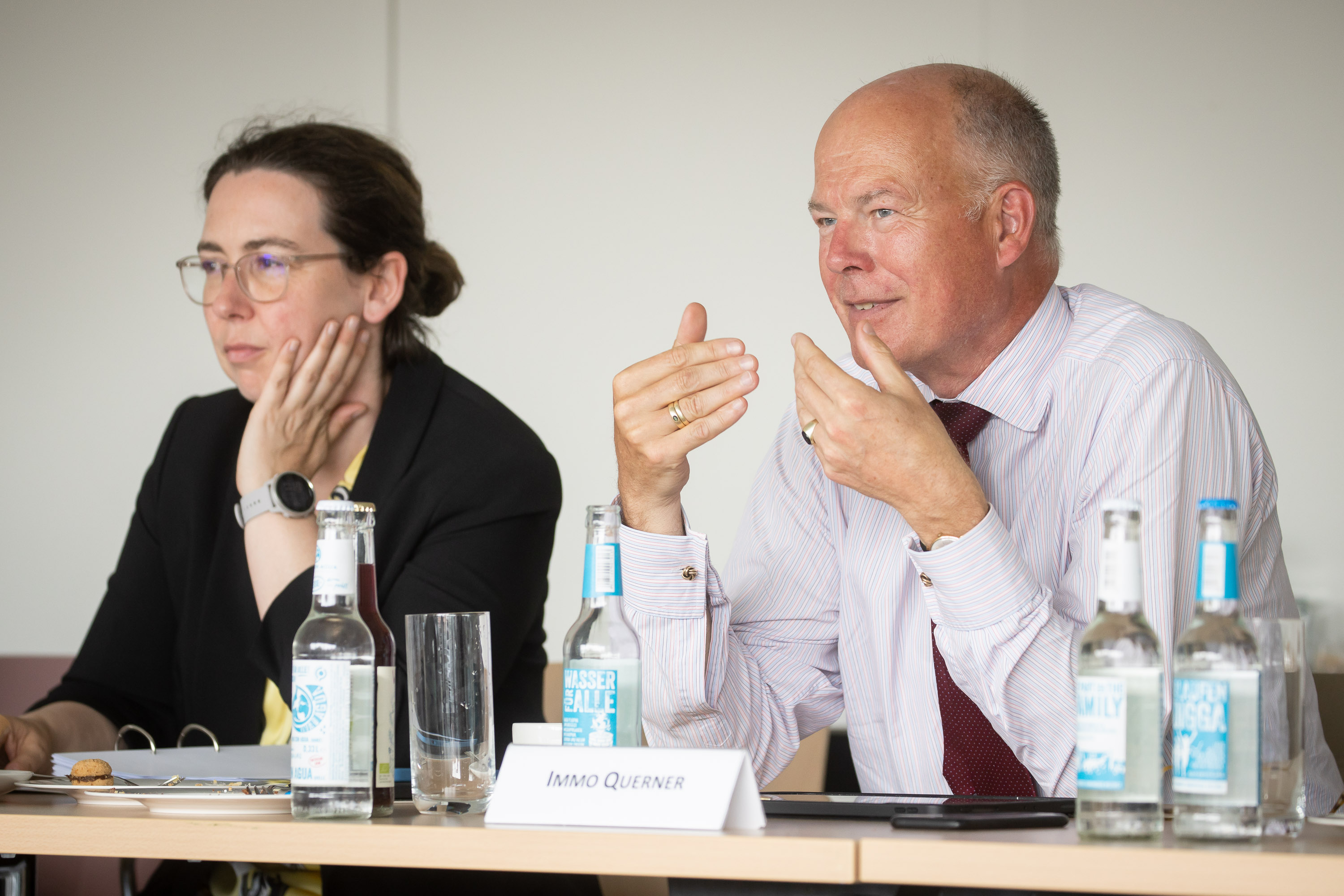 Impression der Sommersitzung des Senat der Stiftung Niedersachsen 2023 im Kunsthaus Göttingen. Auf dem Bild: In der Diskussion Dr. Immo Querner und Corinna Fischer