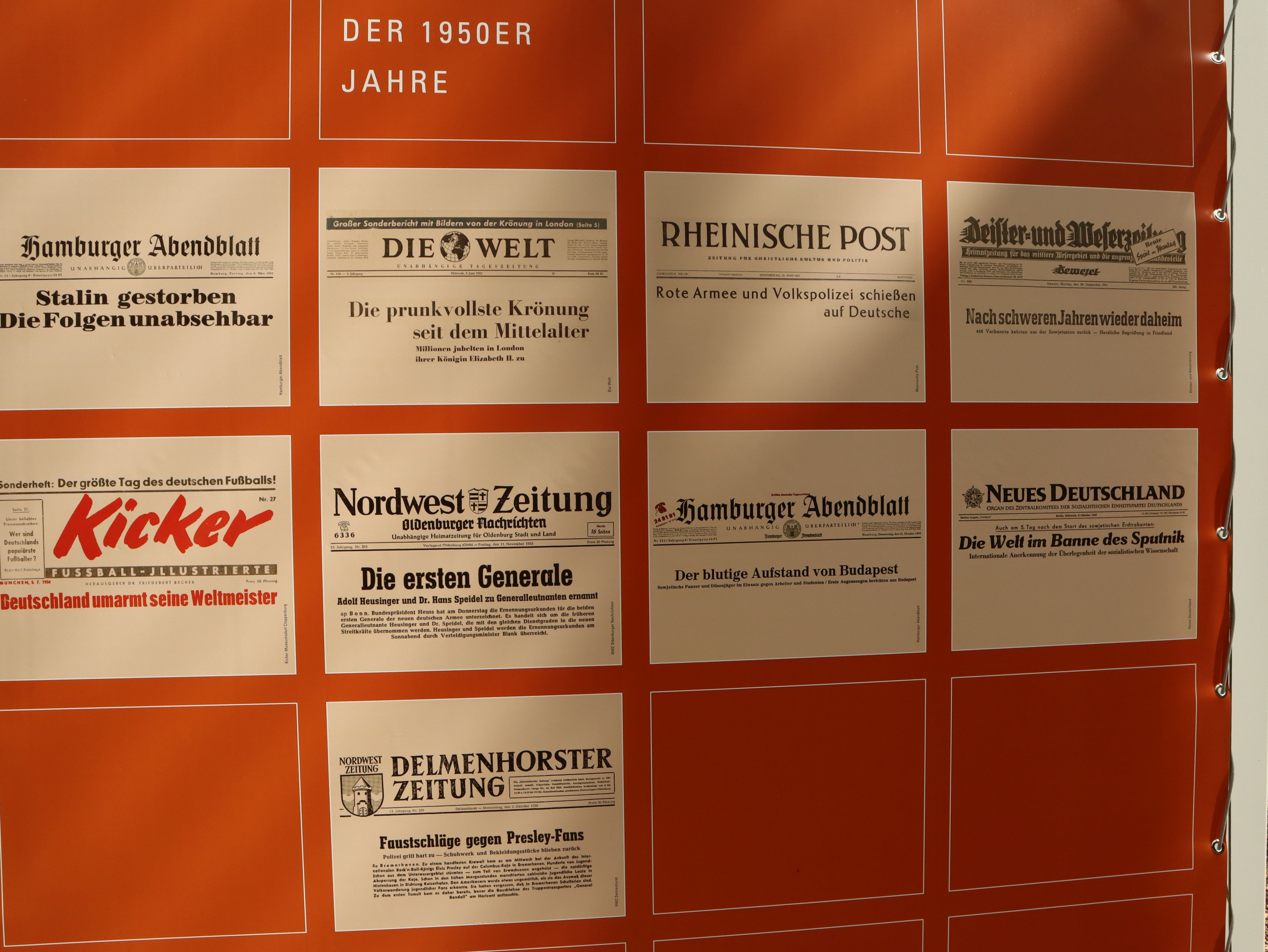 Historische Schlagzeilen in Zeitungen der 1950er Jahre in der Jubiläumsausstellung des Museumsdorfs Cloppenburg