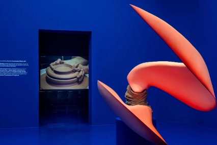 Teresa Solar Abboud: Tunnel Boring Machine (Transformation Figure), 2024. Ausstellungsansicht Self-Portrait as a Pregnant Woman, Kunstverein Hannover, 2025