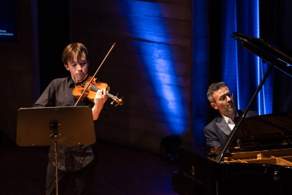 Violinist Jacques Forestier spielt gemeinsam mit Pianist Boris Kusnezow beim Joseph Joachim Violinwettbewerb 2024.