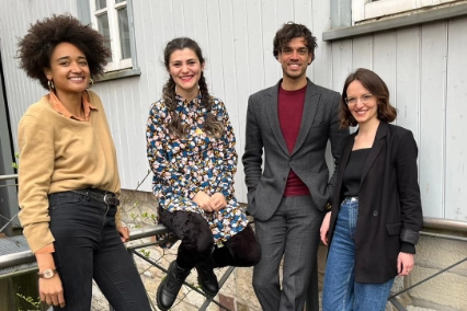 Gruppenbild der SchreibZeit-Stipendiat*innen 2022: Raphaëlle Red, Luna Ali, Krisha Kops und Jehona Kicaj (von links nach rechts)