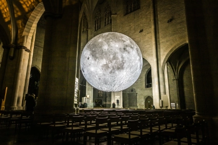 Impression der Licht Kunst Biennale EVI Lichtungen 2024 in Hildesheim, hier: Museum of the moon von Luke Jerram in der Andreaskirche