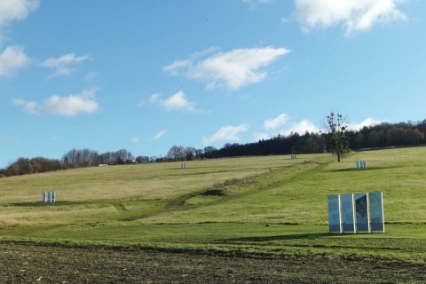 Blick auf den Bückeberg mit Infotafeln