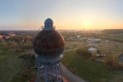 wow!CLUB: wowTower (Kugelwasserturm) und wowCampus (im Hintergrund rechts) auf dem Gelände der ehemaligen Ilseder Hütte. Luftbildaufnahmen bei Sonnenaufgang.