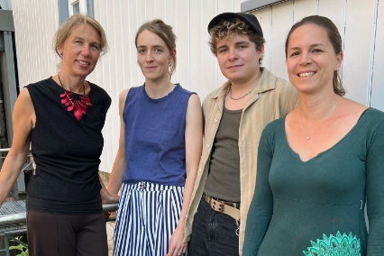 Gruppenbild SchreibZeit-Stipendiat*innen 2026: Margarita Kinstner, Josefine Sonneson, Brian Frank und Silke Sutcliffe (v.l.n.r.) 