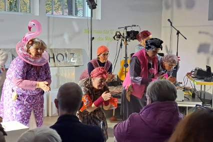 Vital Village: Projekt Das fliegende Kultursofa der Gemeinde Wurster Nordseeküste, hier Auftritt der Theatergruppe Die Feudalen im Nordholzer Bahnhof
