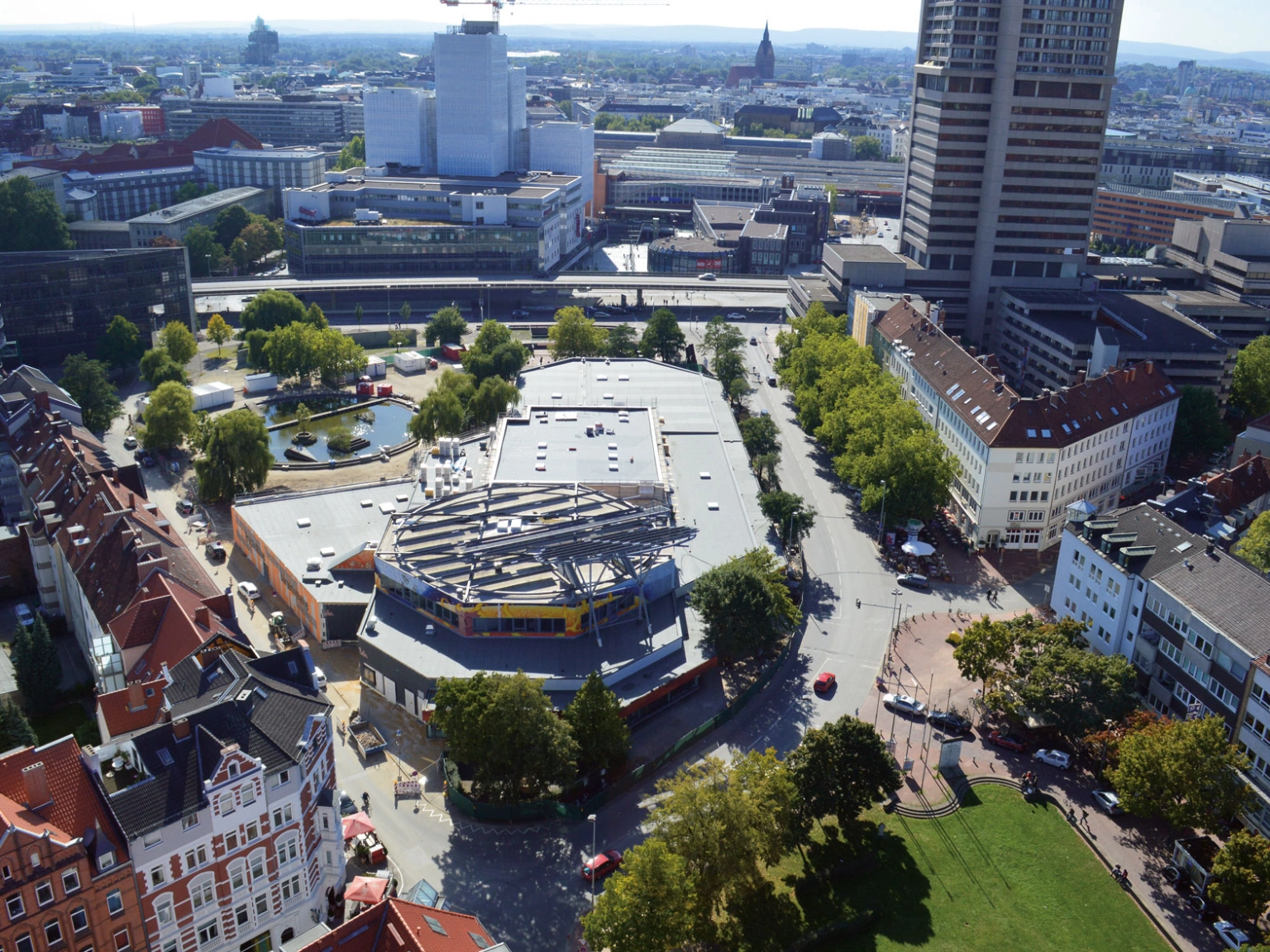 Das Kulturzentrum Pavillon aus der Vogelperspektive – im Hintergrund der Hauptbahnhof Hannover