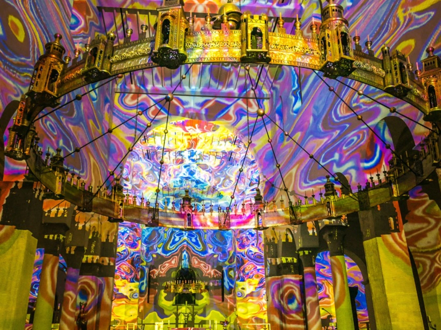 Impression der EVI Lichtungen 2024: Licht-Klang-Raum von Laurenz Theinert, Thomas Viezens und Michael Čulo im Hildesheimer Dom
