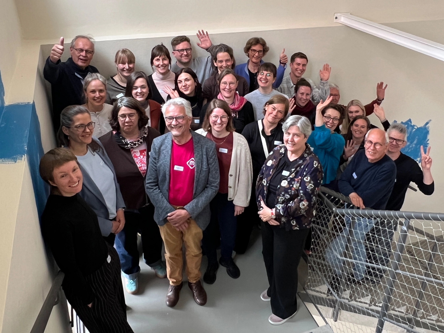 Gruppenbild der Vertreter*innen der geförderten Vital Villages im Treppenhaus des Künstlerhauses Hannover im Mai 2026