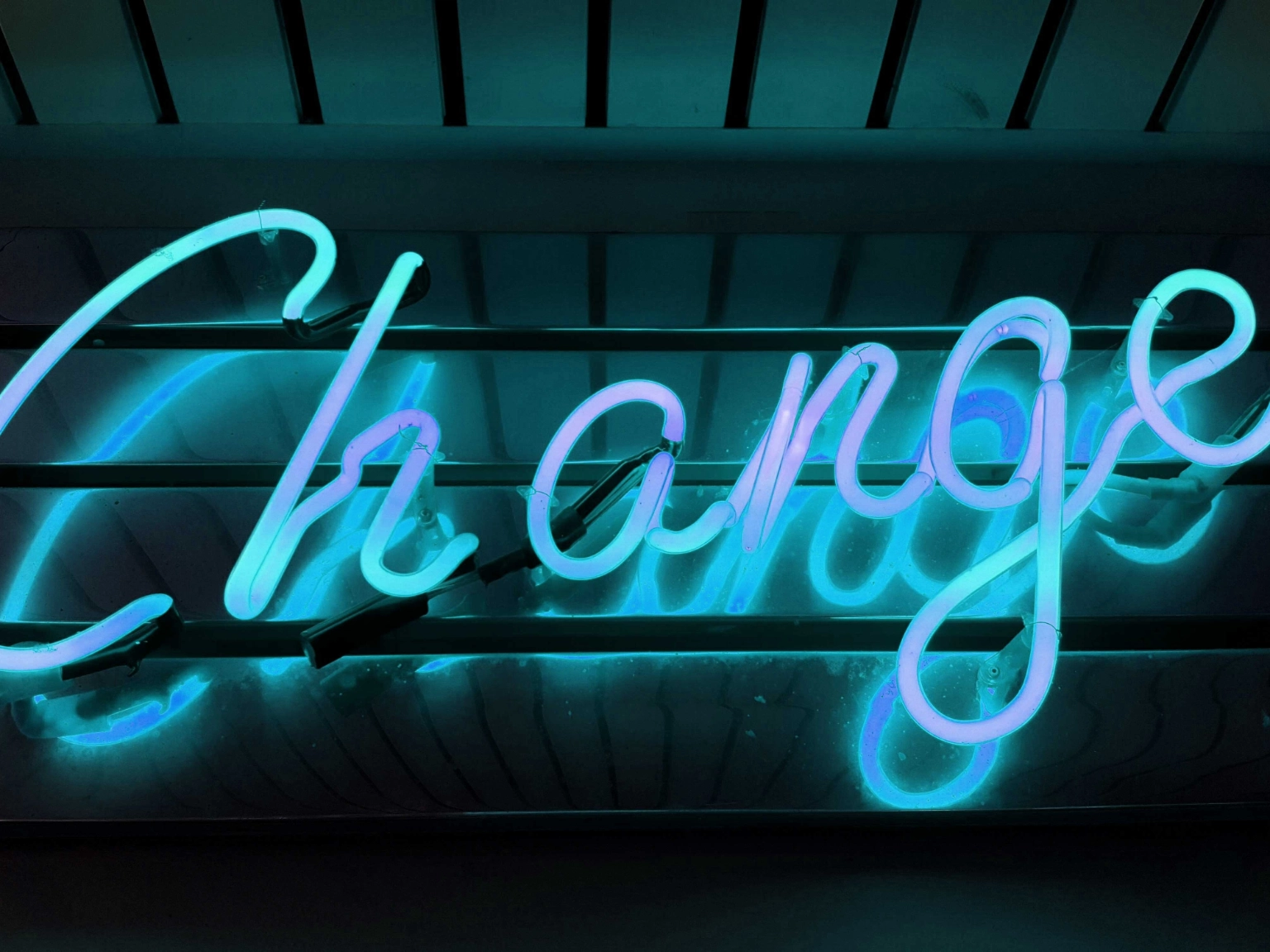 Leuchtschrift Neonröhren – Schriftzug Change in blauem Licht