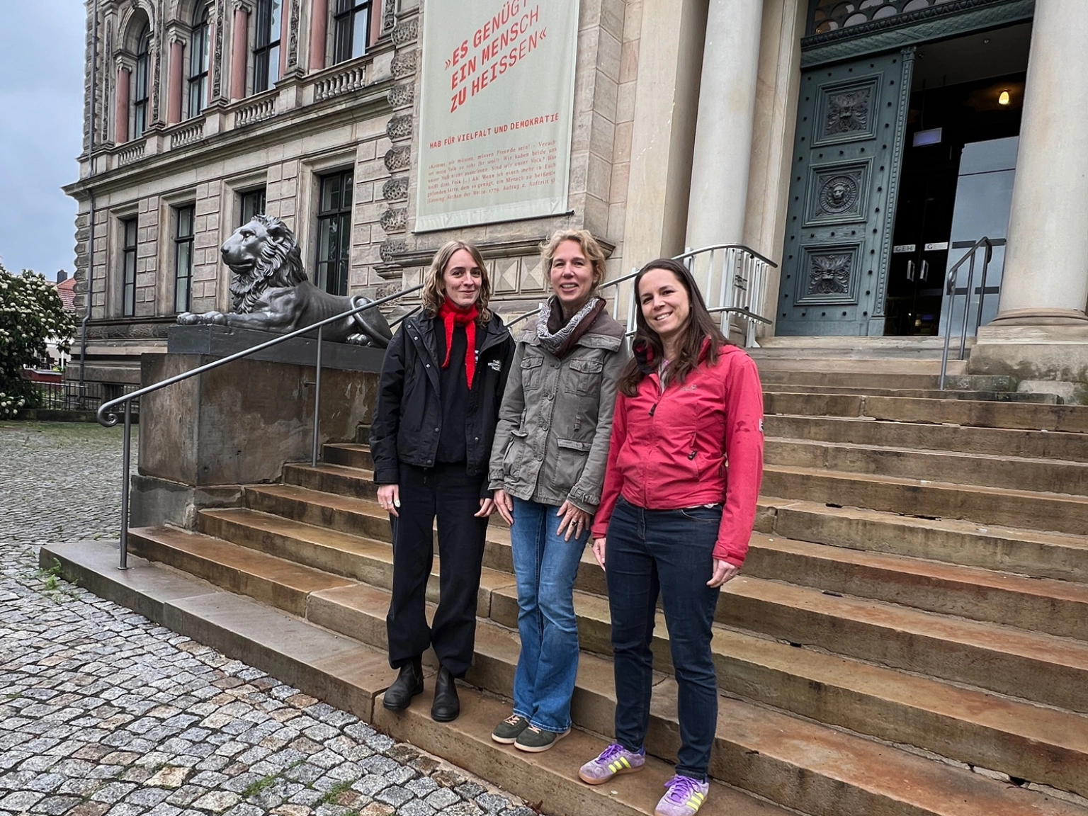 Gruppenbild SchreibZeit-Stipendiat*innen 2026 beim 1. Austauschtreffen im Mai 2026 vor der Herzog August Bibliothek Wolfenbüttel: Josepfine Sonneson, Margarita Kinstner und Silke Sutcliffe