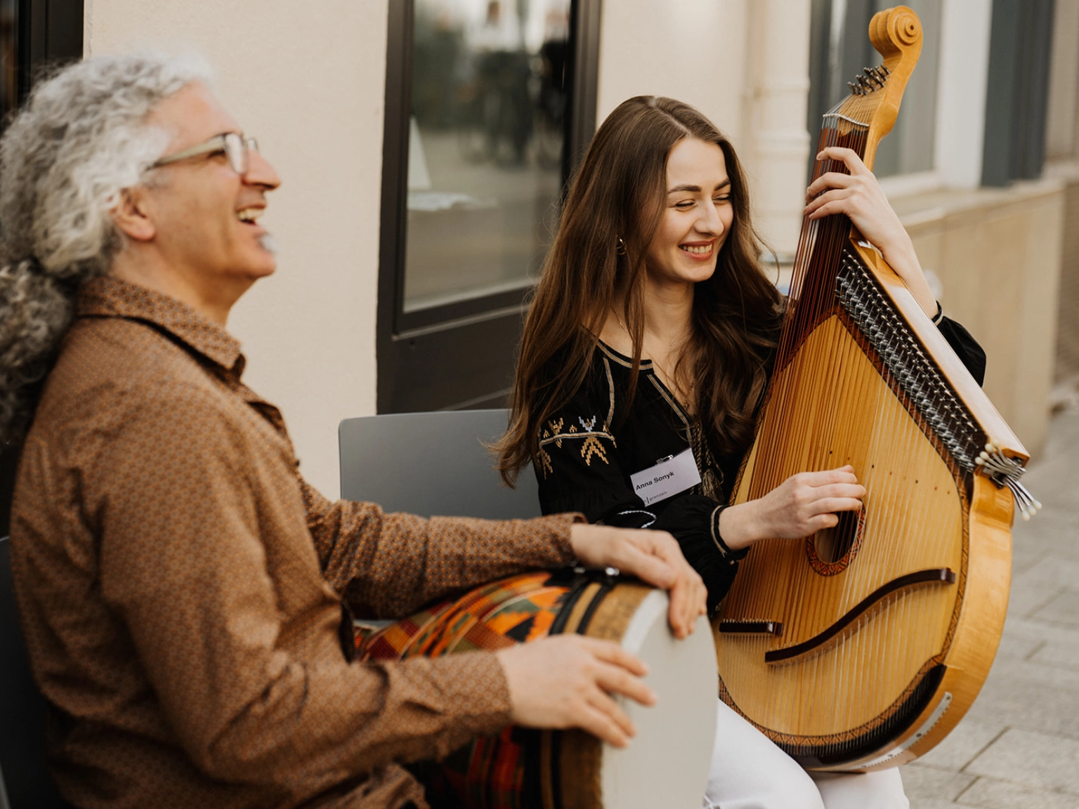 Impressionen SchreibZeit-Festival an|grenzen im April 2023 in Göttingen. Musik von Omid Bahadori (Perkussionsinstrumente) und Anna Sonyk (Bandura) 