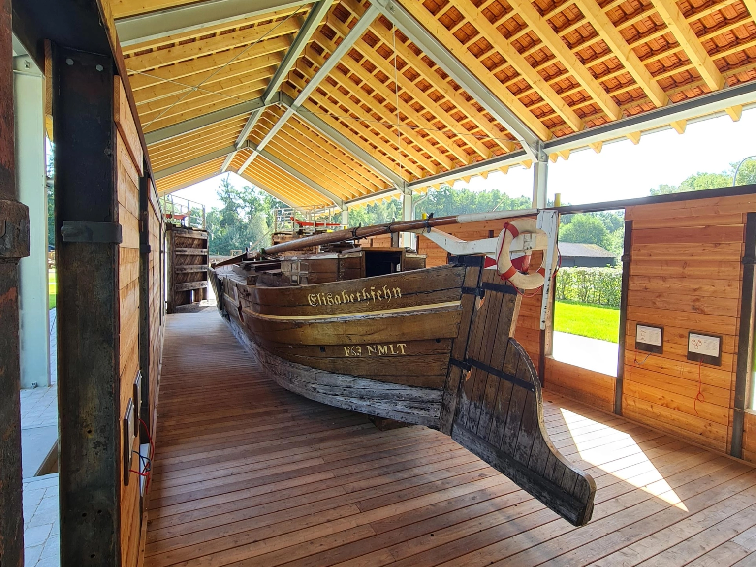 Das Muttschiff Johanna im Schleusennachbau im Moor- und Fehnmuseum Elisabethfehn