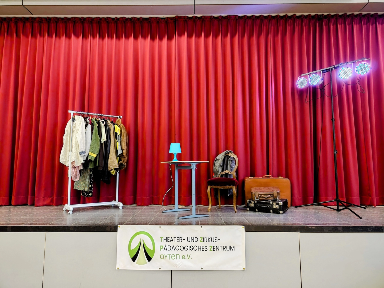 Impression des TPZ Oyten: Bühne mit unterschiedlichem Equipement