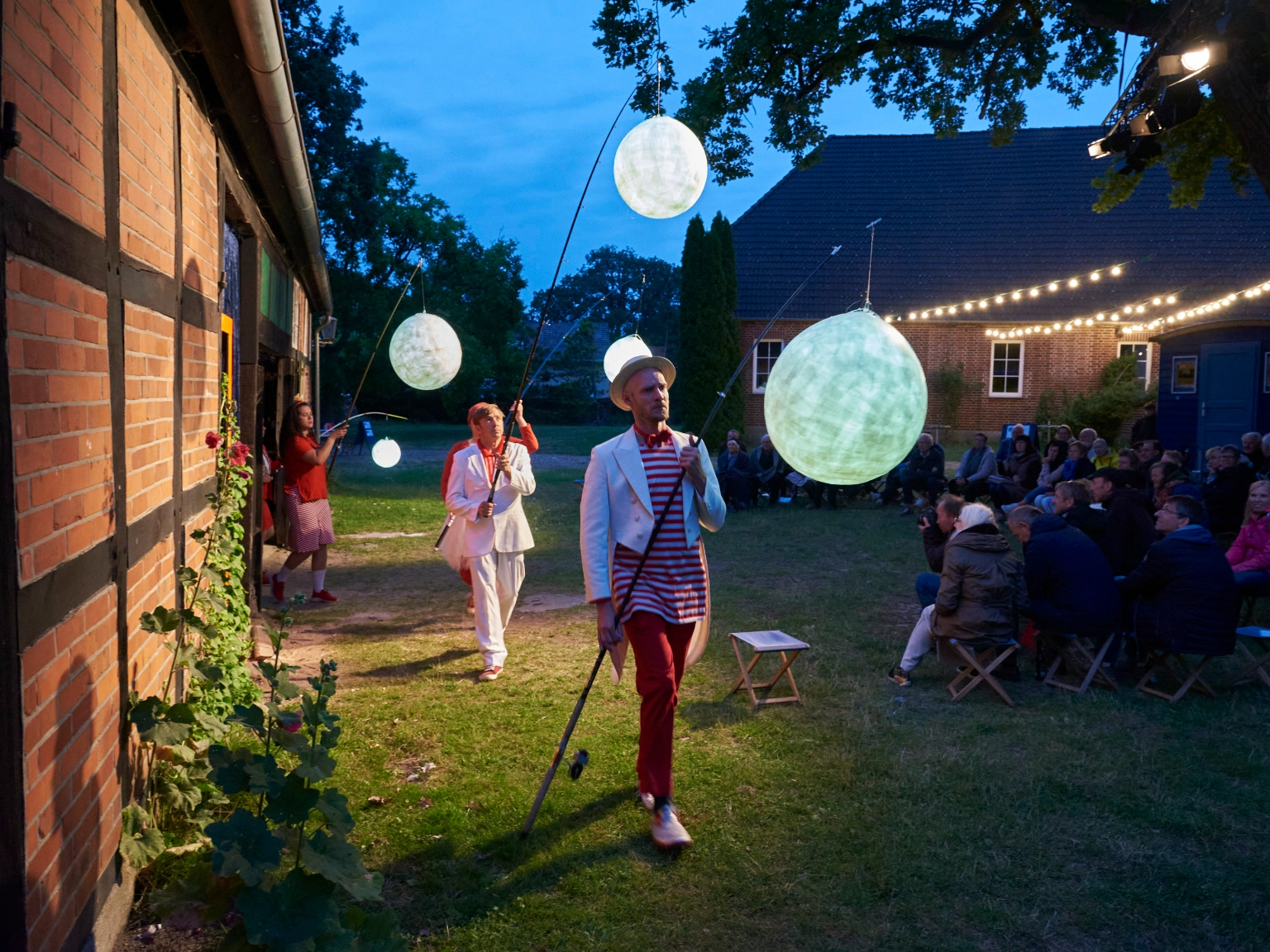 Impression der Produktion „Mond. Eine Wandertheaterkomödie” des Jahrmarkttheaters in Bostelwiebeck, 2022