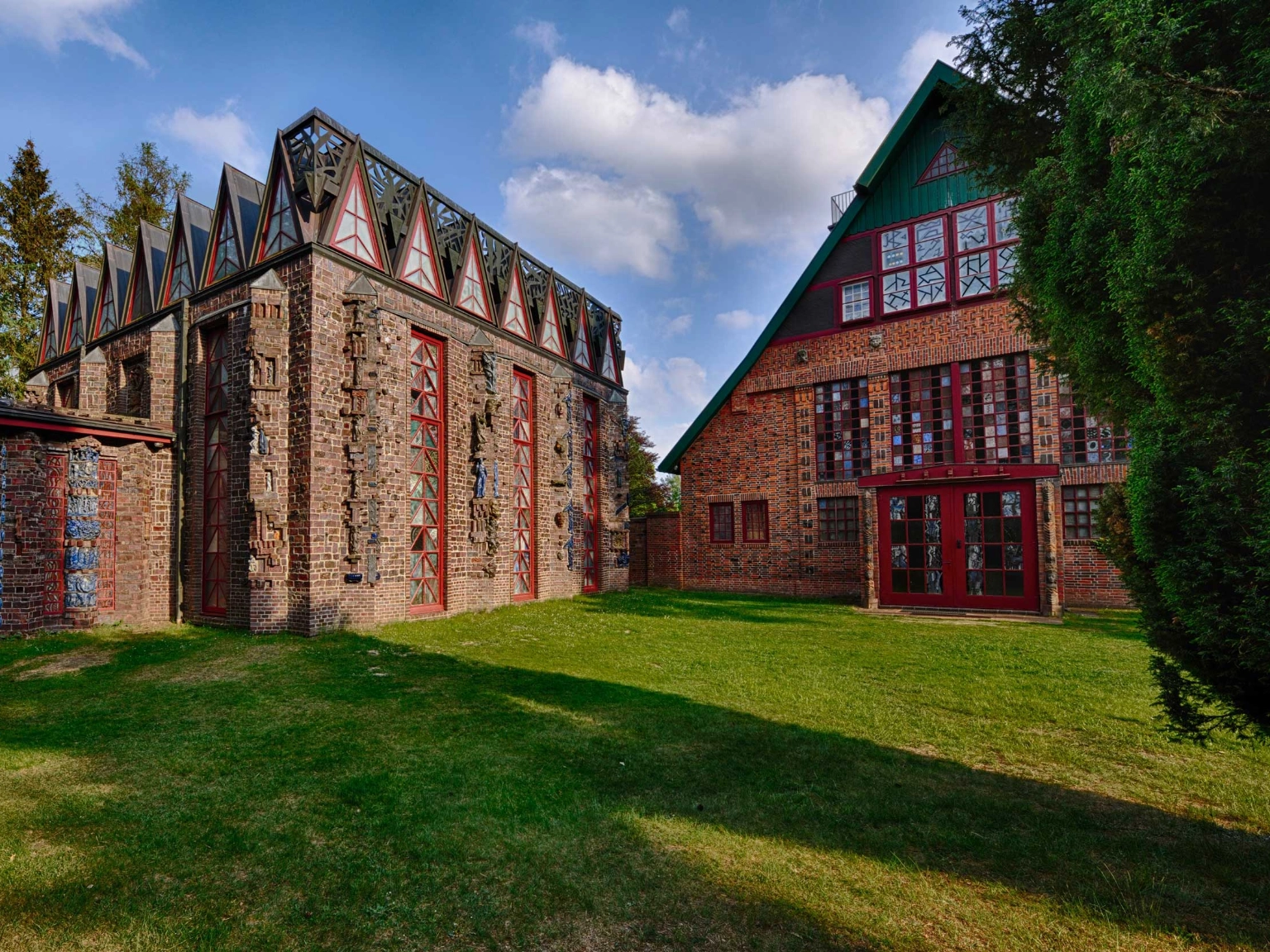 Museum Kunststätte Bossard: Blick auf den Kunsttempel und das Wohn- und Atelierhaus