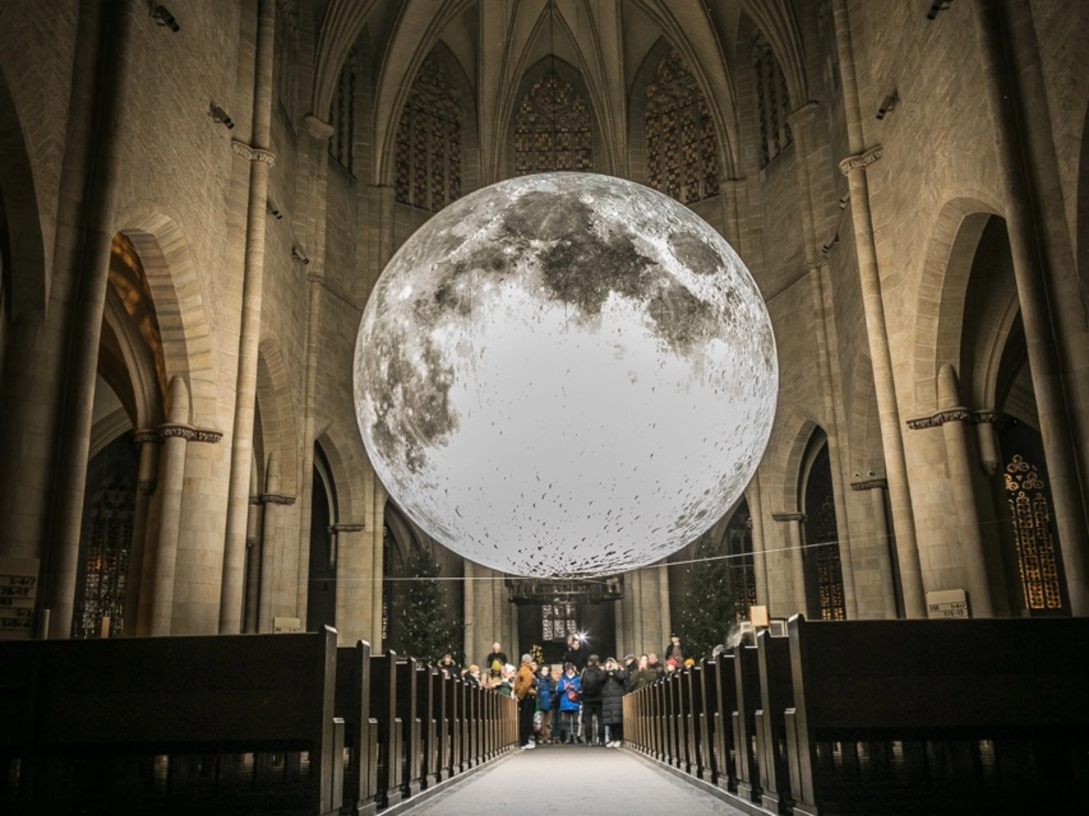 Impression der EVI Lichtungen 2024: Museum of the Moon von Luke Jerram in der St. Andreas Kirche 