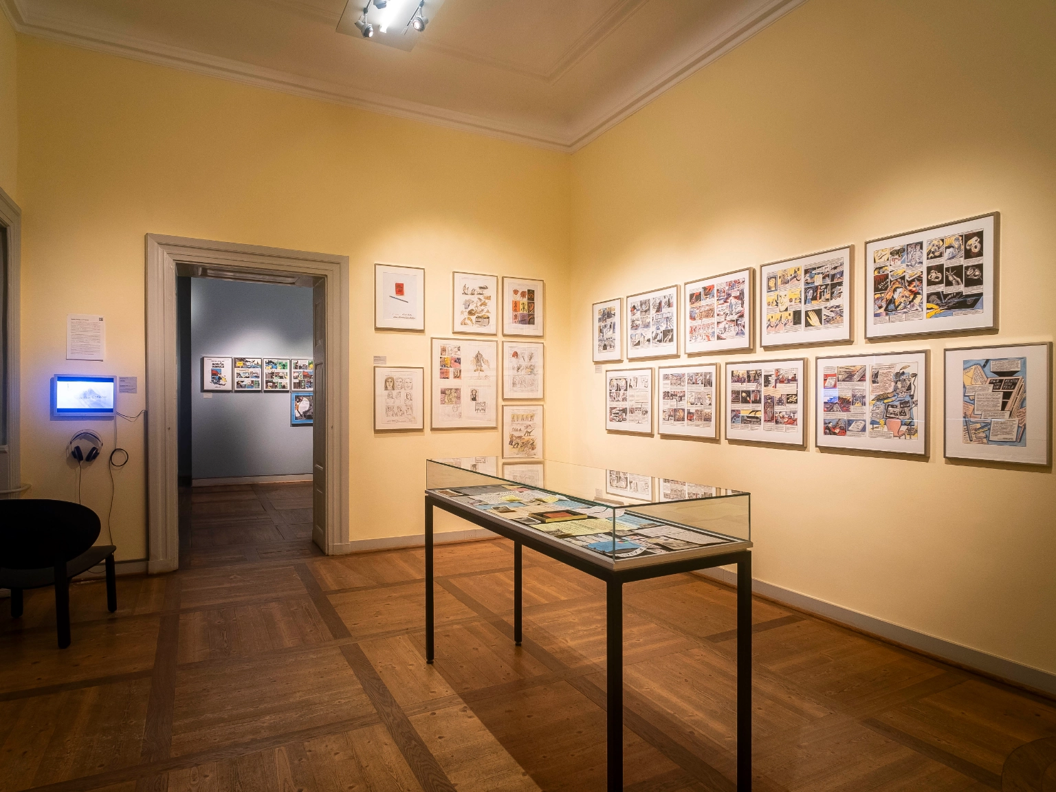 Ausstellungsimpression „Vier auf einen Strich” im Museum Wilhelm Busch, 6. April bis 4. Mai 2025, hier: Werke von Katia Fouquet