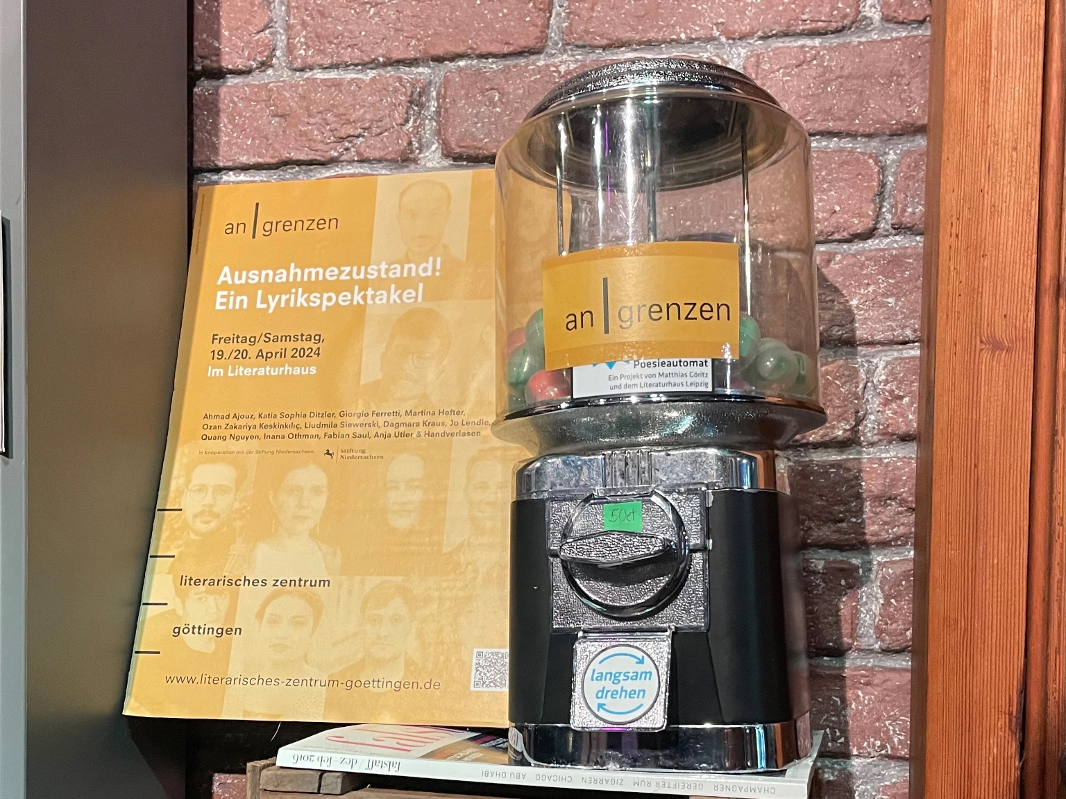 Poesieautomat, ein umfunktionierter Kaugummiautomat, 2024 in Göttingen mit Gedichten der SchreibZeit-Stipendiat*innen der Stiftung Niedersachsen. Der Poesieautomat ist eine Leihgabe des Literaturhauses Leipzig.