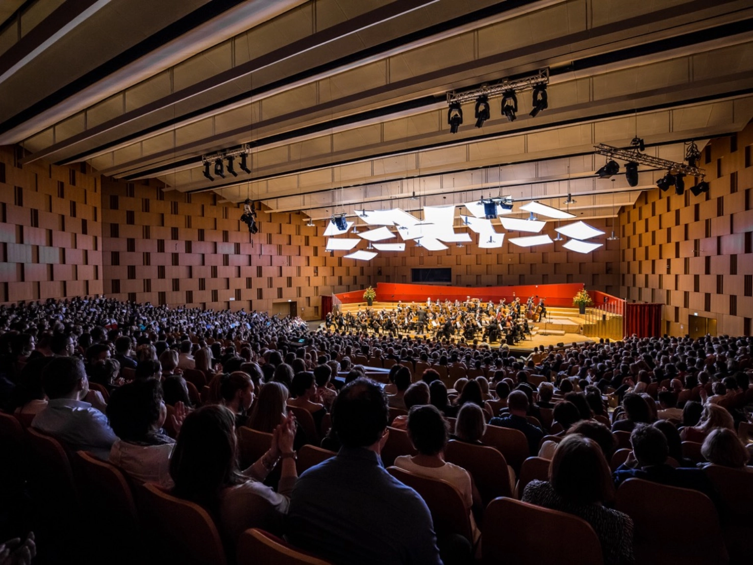 Konzertimpression der Reihe Phil and Chill im vollbesetzten Großen Sendesaal des NDR Konzerthauses in Hannover – hier 2018 mit Max Giesinger