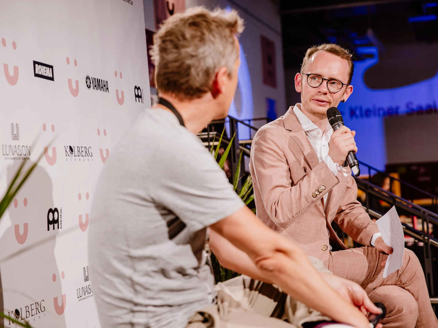 Jannik Fröhlich moderiert einen Talk beim Überschlag Festival