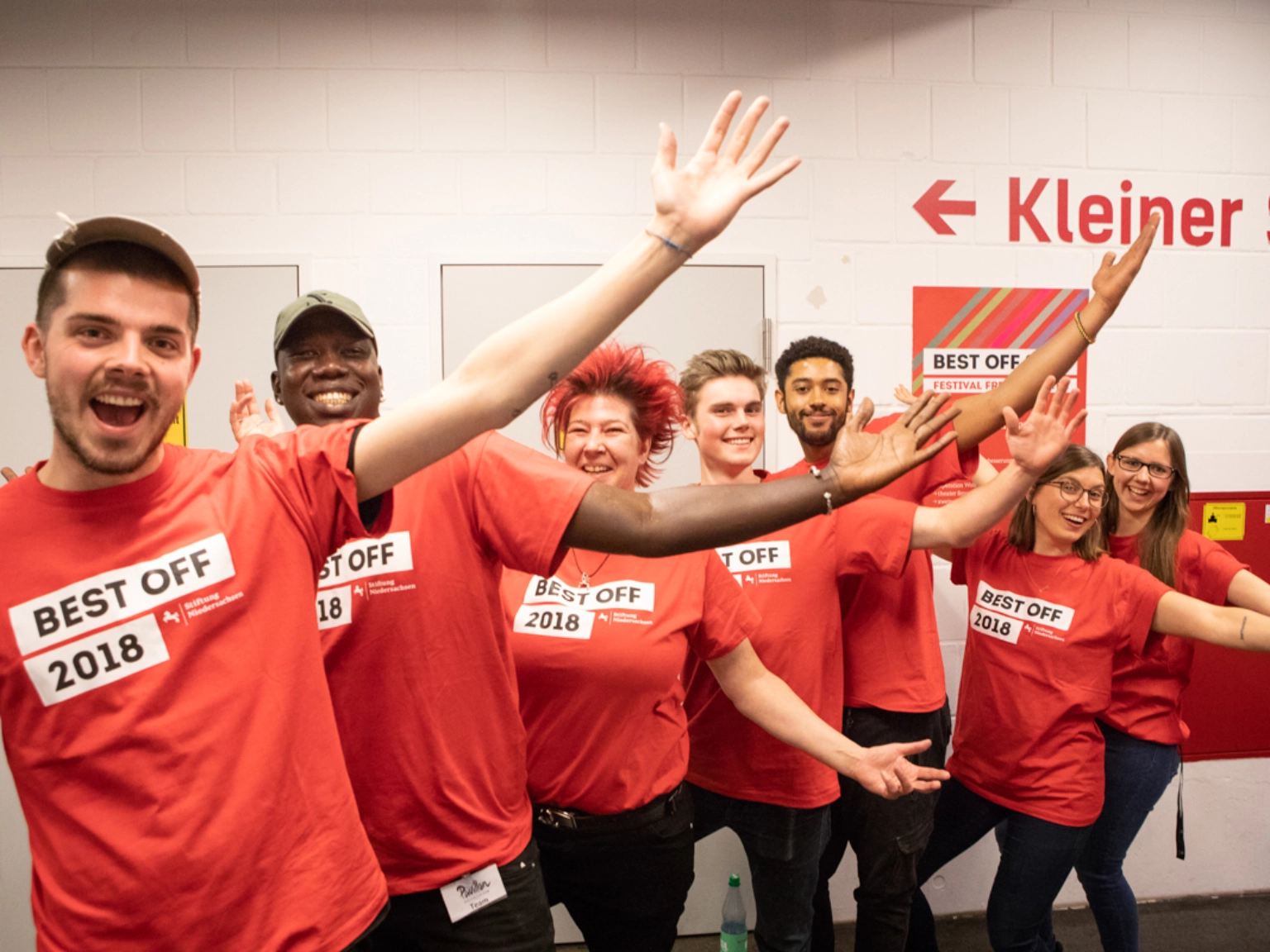 Teilnehmer*innen am Best Off Festival 2018 posieren hintereinander und heben den linken Arm