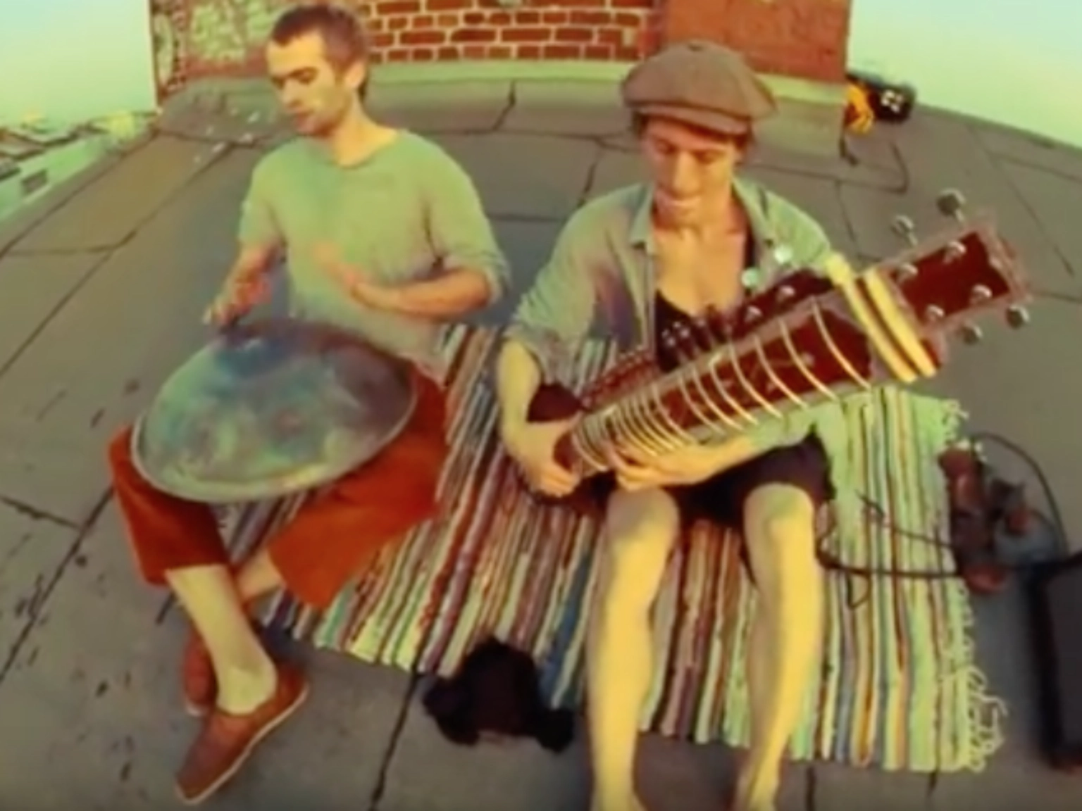 Dachkonzert (Rooftopsession) von mattimatti in Berlin/Kreuzberg 2012. Die beiden Musiker spielen die Instrumente Hang und Sitar