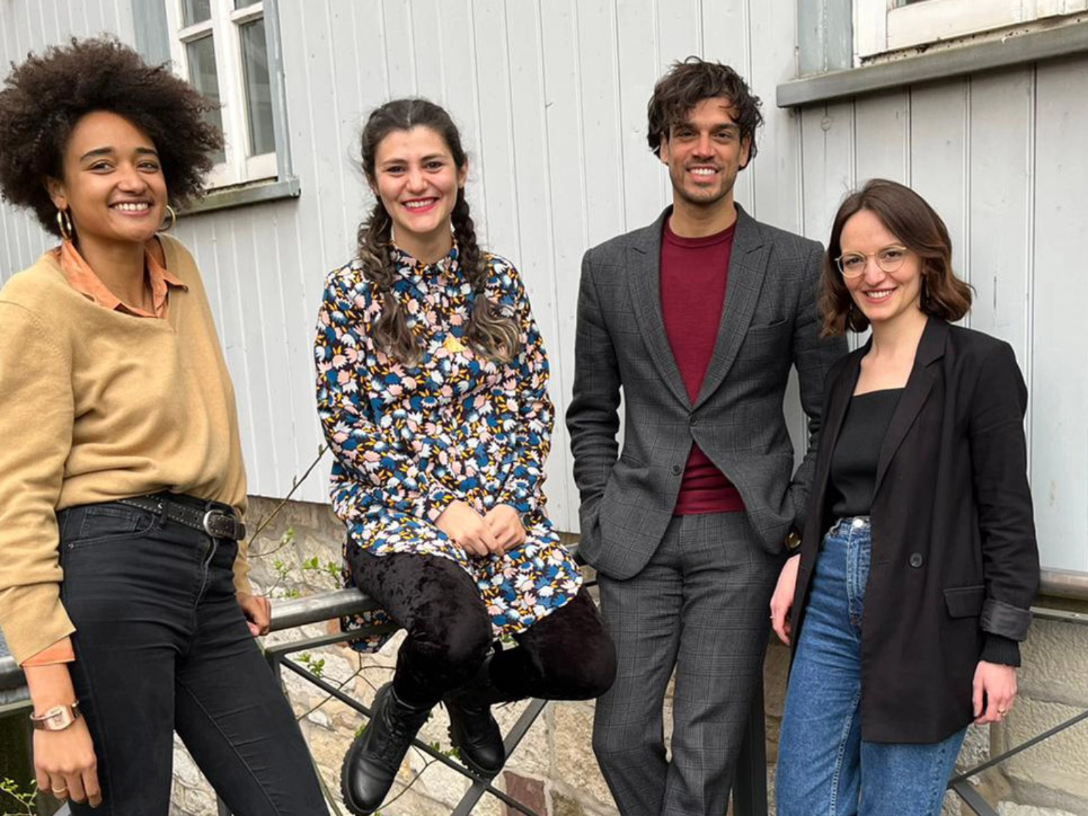 Gruppenbild der SchreibZeit-Stipendiat*innen 2022: Raphaëlle Red, Luna Ali, Krisha Kops und Jehona Kicaj (von links nach rechts)