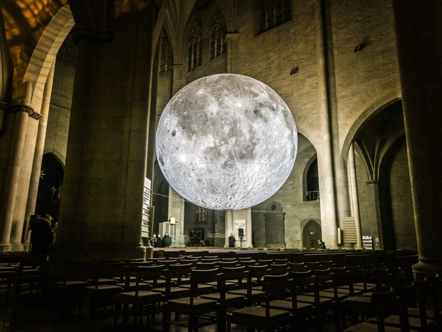 Impression der Licht Kunst Biennale EVI Lichtungen 2024 in Hildesheim, hier: Museum of the moon von Luke Jerram in der Andreaskirche