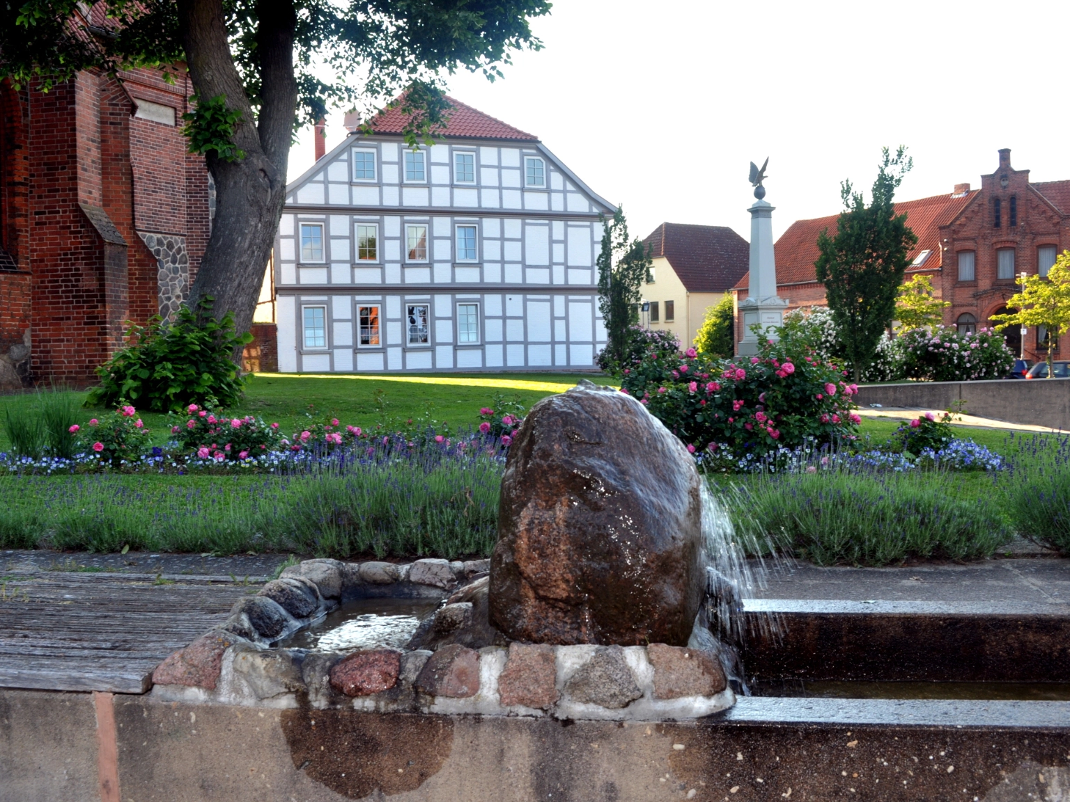 Brunnen am Markt in Dahlenburg mit Fachwerkhaus