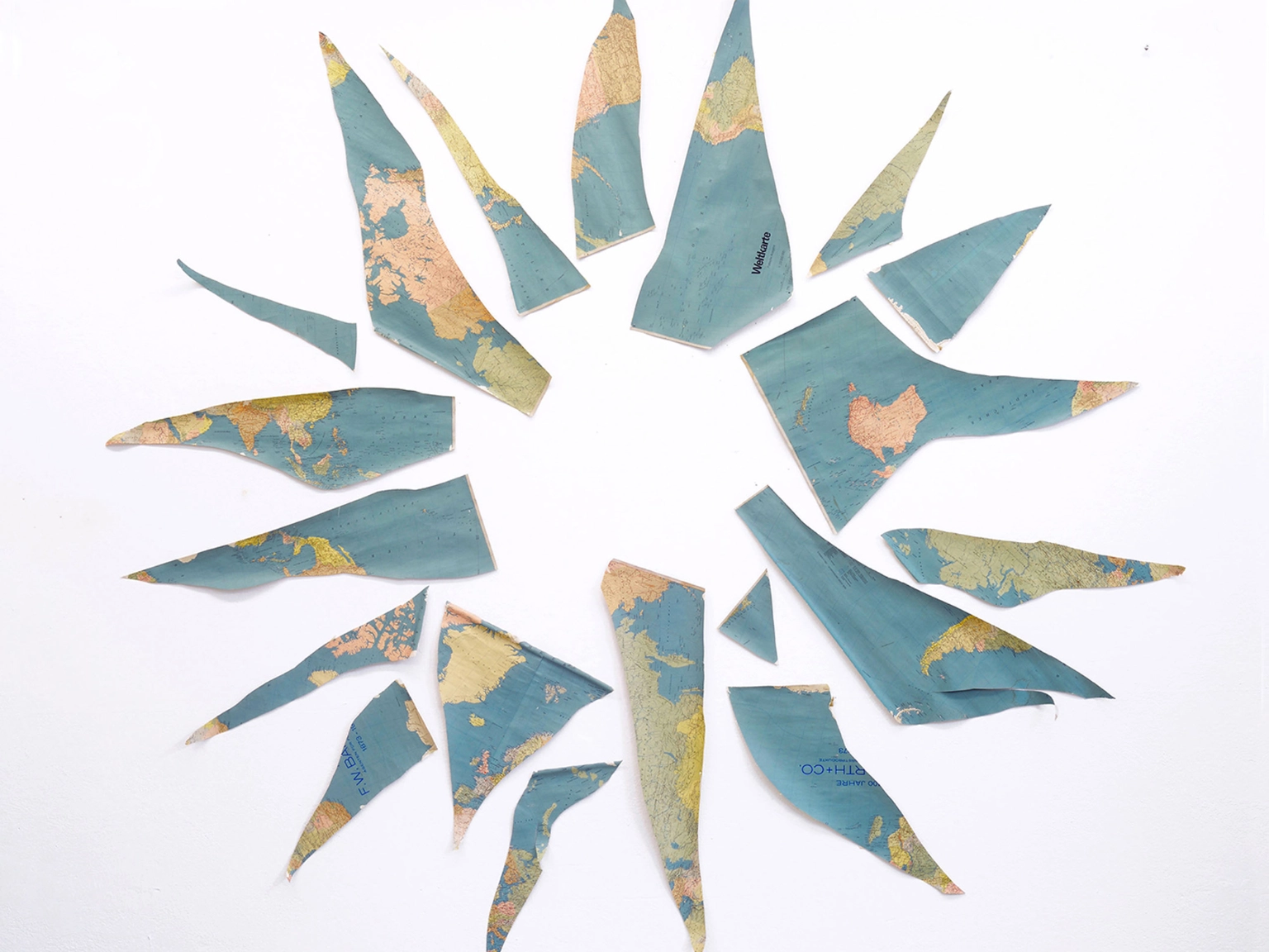 Petra Kaltenmorgen ohne Titel (Weltkarte) 2014 Weltkarte auseinandergeschnitten ca. 300 x 300 cm