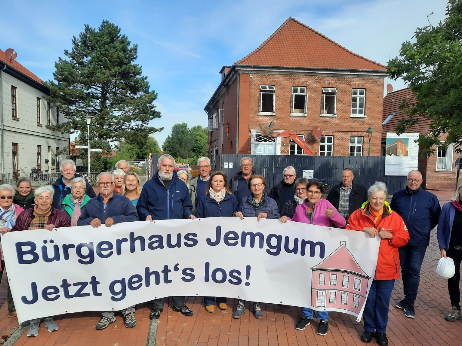  Im Oktober 2022 starteten die Sanierungsarbeiten in dem denkmalgeschützten Haus, das künftig das Bürgerhaus Jemgum beheimaten wird (Hintergrund). Vorstandsmitglieder des Vereins und Mitglieder des Gemeinderats zeigten ihre Freude. Inzwischen steht die Kernsanierung vor dem Abschluss, im Haus wird in 2024 die inhaltliche Arbeit beginnen.