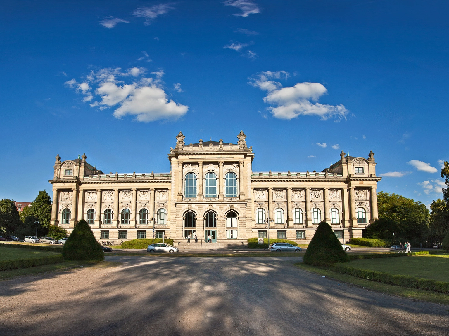 Panoramaansicht auf das Gebäude des Niedersächsischen Landesmuseums Hannover