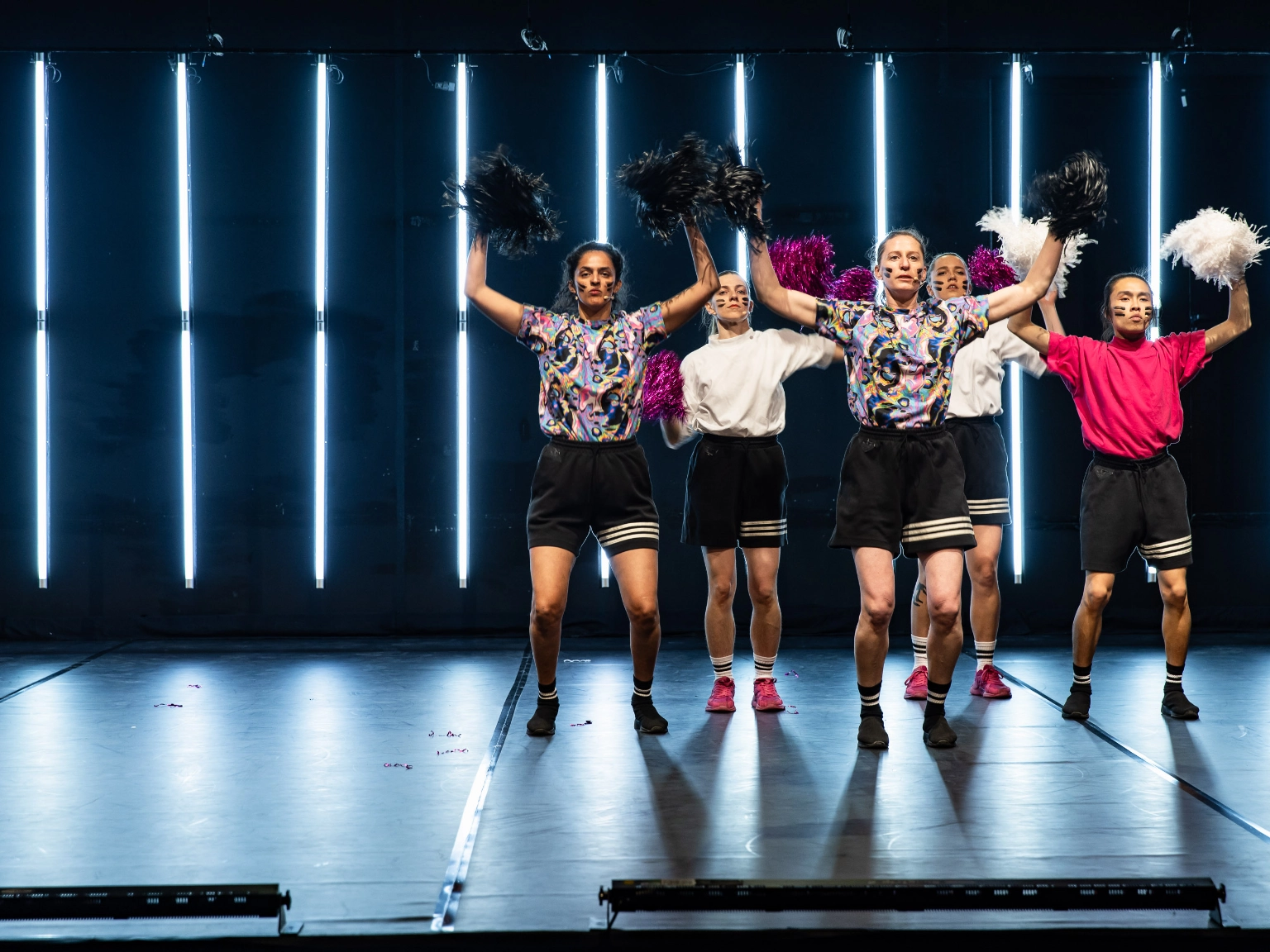 Impression der Produktion „Radical Cheerleading” von Zufit Simon/artblau Tanzwerkstatt beim Best OFF Festival Freier Theater der Stiftung Niedersachsen 2024 am 25. April 2024 im Pavillon Hannover.