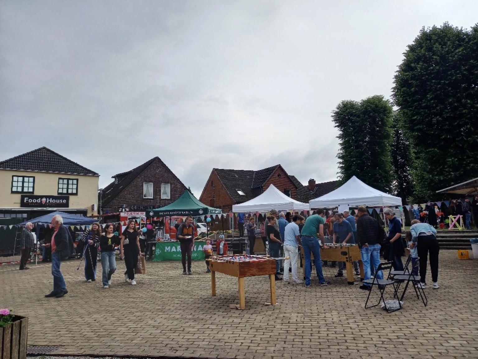 Zum Auftakt von Vital Village kamen im Mai 2024 fünf Gemeinden in Dahlenburg zum „Freundschaftsspiel” zusammen, einem Tischkickertunier und Aktionsag für die Nachbarschaft