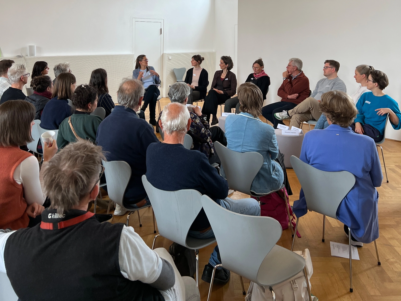 Talkrunde beim Fachtag zum Abschluss der ersten Förderrunde Vital Village im Künstlerhaus Hannover 2026