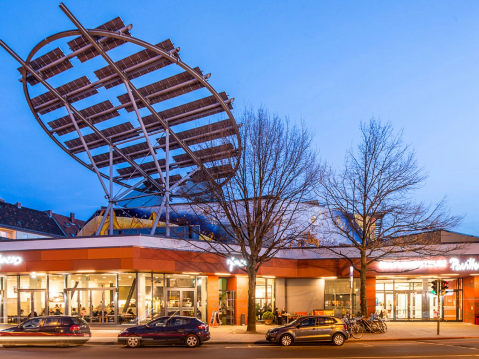 Außenansicht des Kulturzentrums Pavillon mit der markanten Solaranlage auf dem Dach