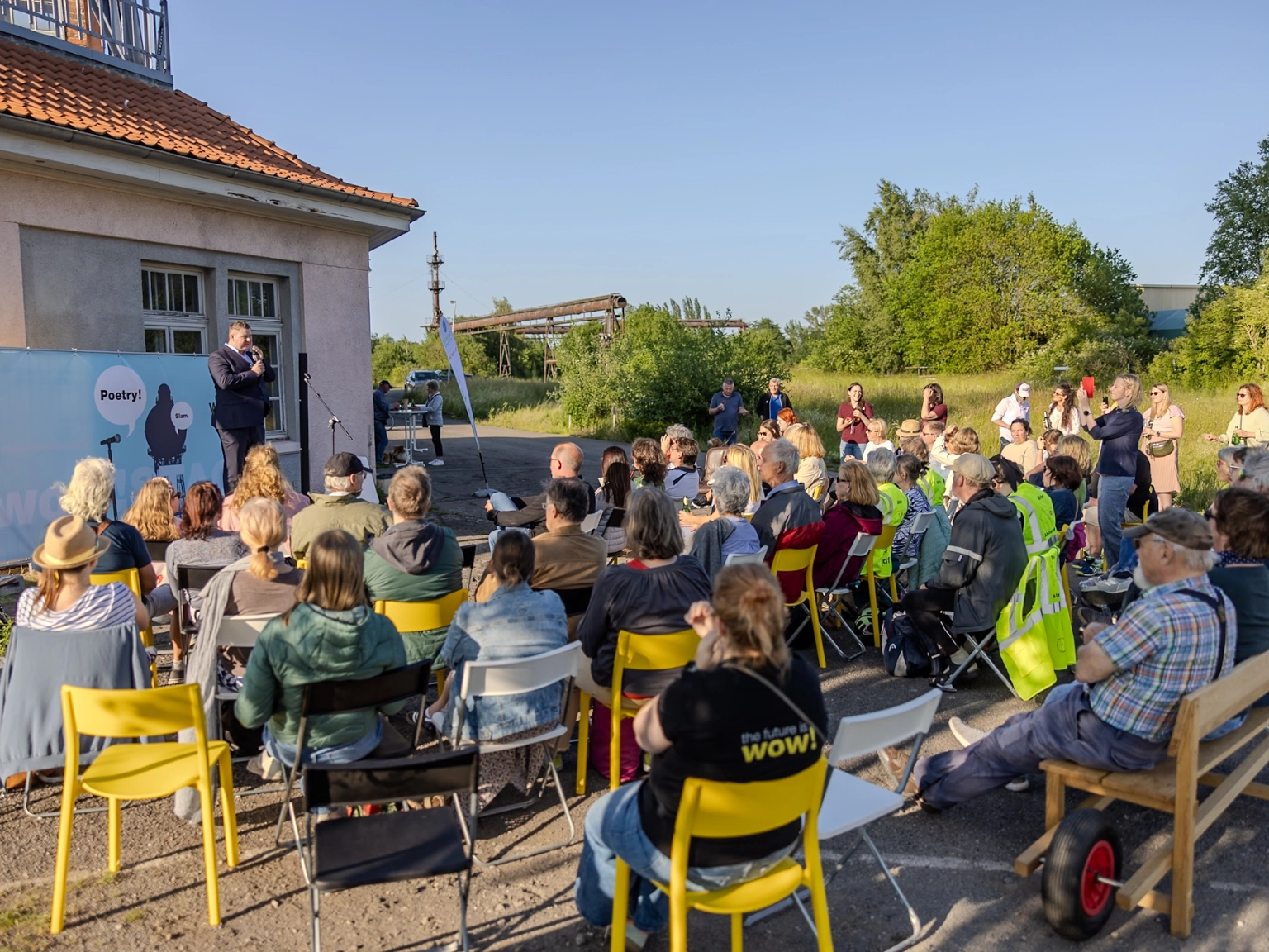 Impression eines PoetrySlams des PopUp Kulturbüros des wow!CLUBs draußen auf dem alten Hüttengelände in Ilsede