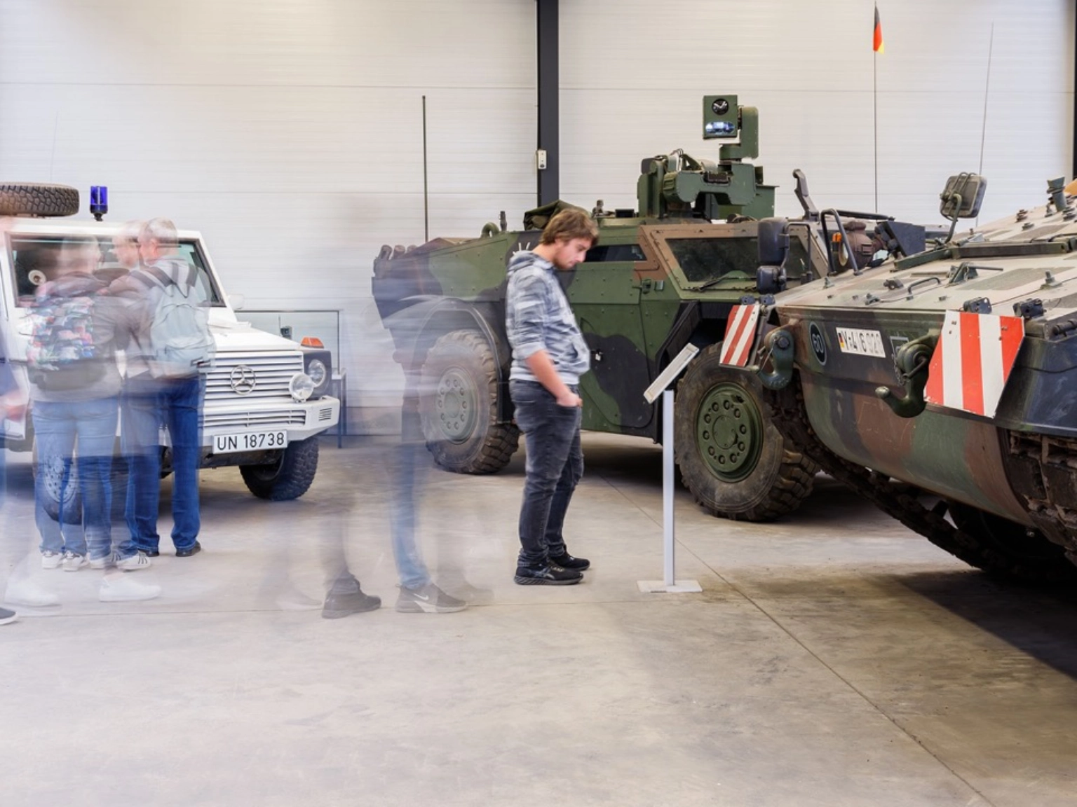 Besucher*innen in der Ausstellung des Deutsches Panzermuseums Munster