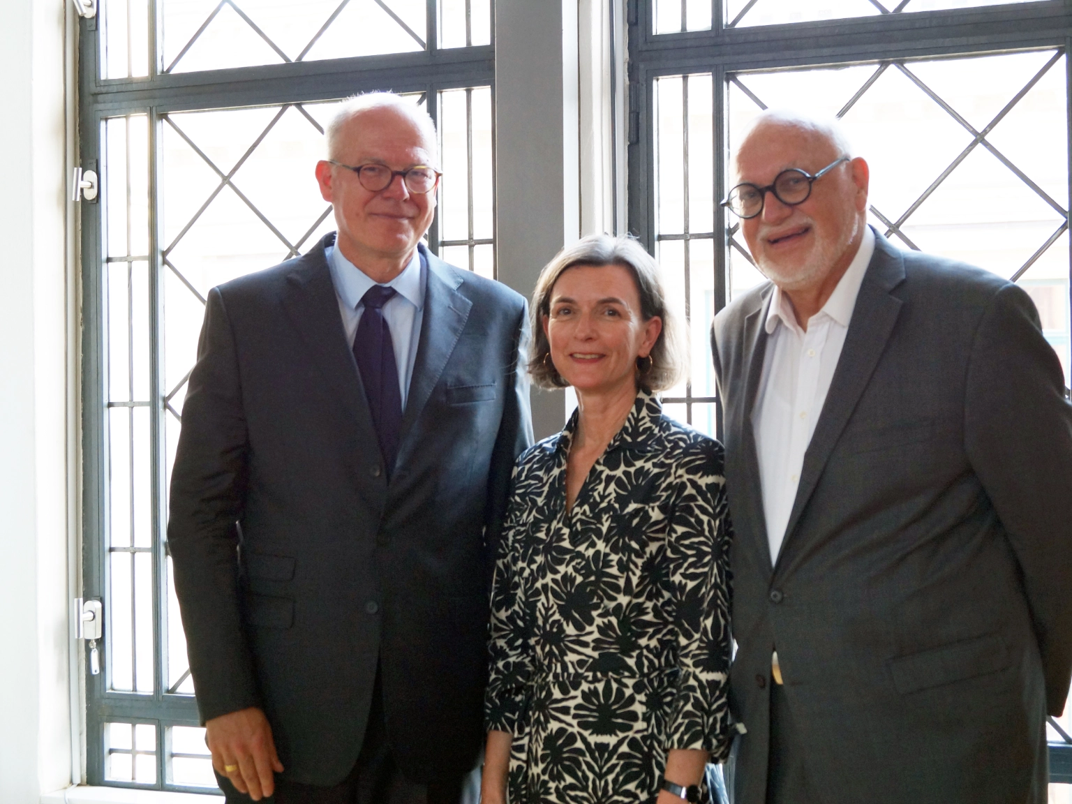 Porträt Dr. Immo Querner (neuer Präsident der Stiftung Niedersachsen) mit Lavinia Francke (Generalsekretärin der Stiftung Niedersachsen) und Dr. Gunter Dunkel (scheidender Präsident der Stiftung Niedersachsen)