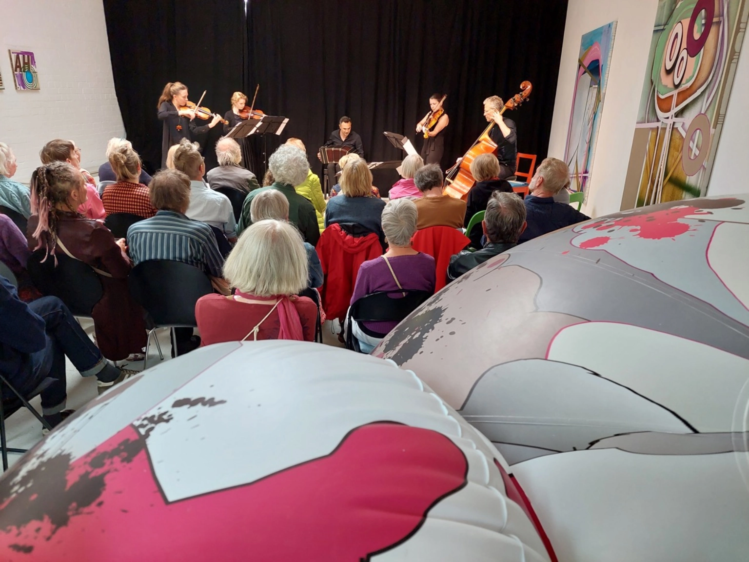 Konzert des Joaquin Alem Quinteto in der Ausstellung von Wolfgang Ellenrieder im Kunstraum Tosterglope, 2024