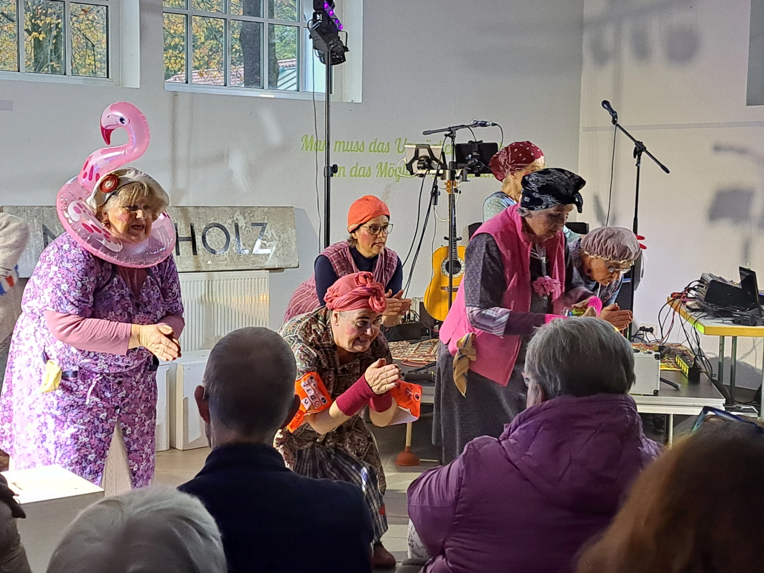 Das Fliegende Kultursofa: Auftritt der Theatergruppe Die Feudalen im Nordholzer Bahnhof