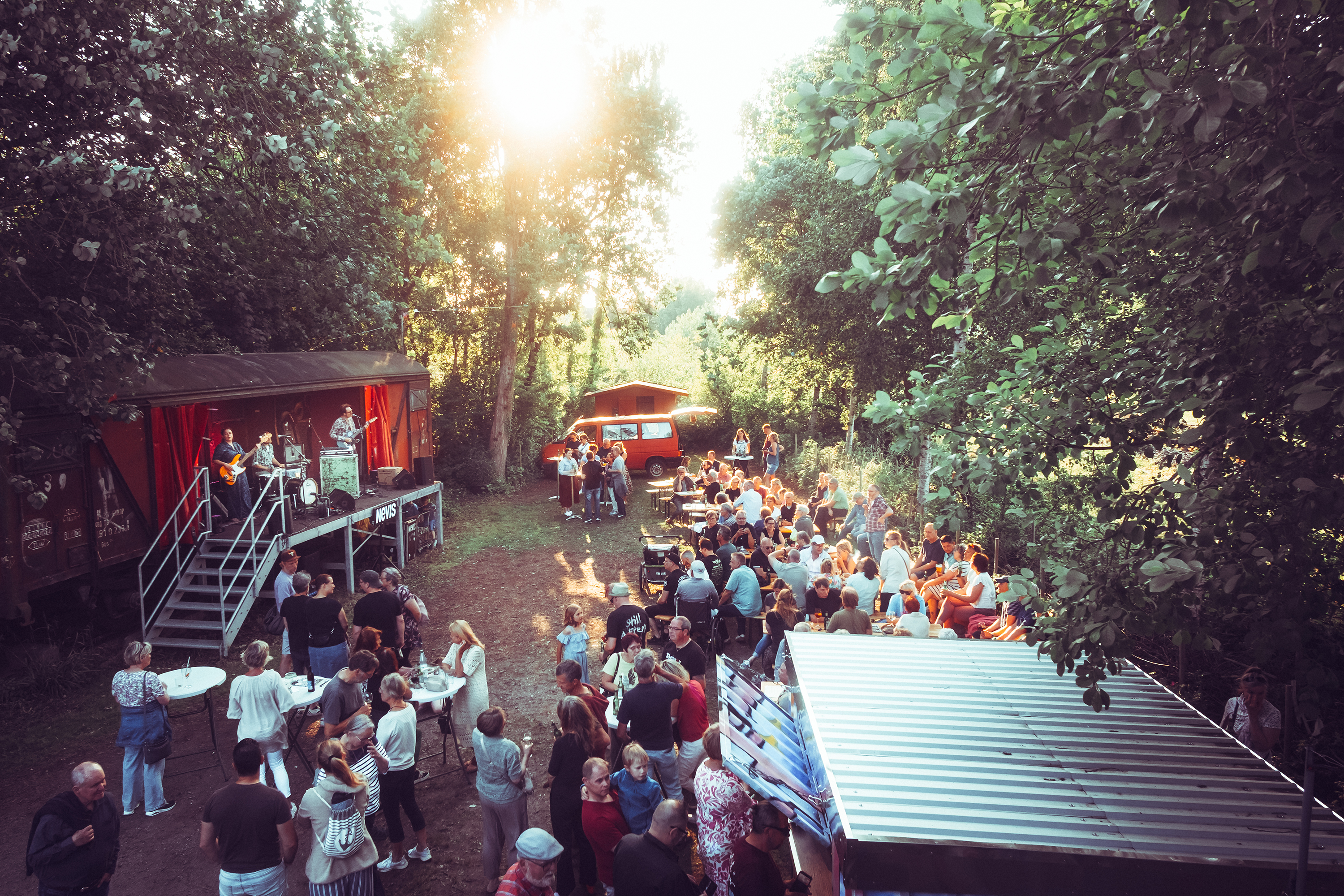 LOK Kulturzentrum Jever: Konzert von Nevis im LOK Garten 2025, der Umsonst & Draußen Konzertreihe im Garten des LOK Kulturzentrums