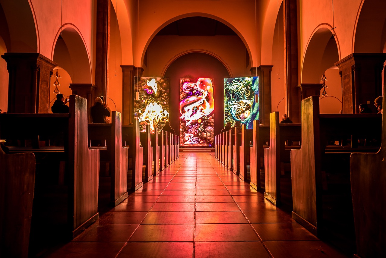 Impression der EVI Lichtungen 2024: Sediment Nodes von Entangled Others in der Bernwardkirche
