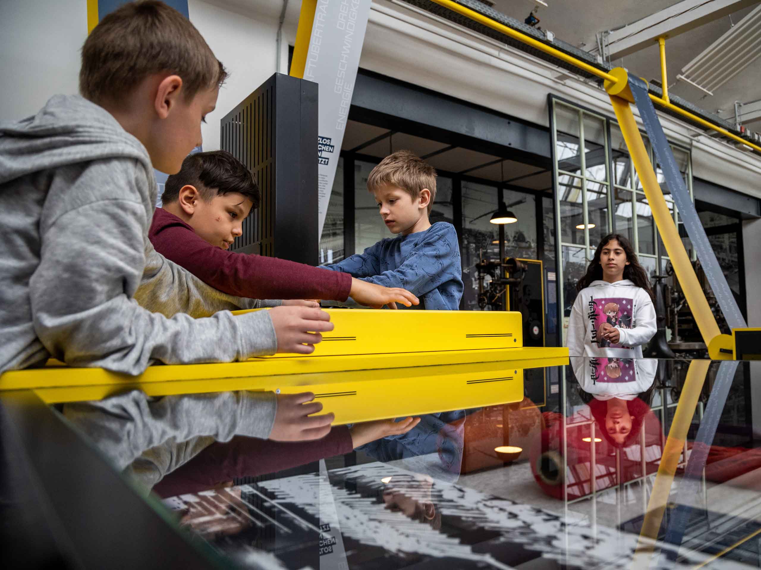 Junge Besucher*innen beim Erkunden der Ausstellung des Nordwestdeutschen Museums für IndustrieKultur