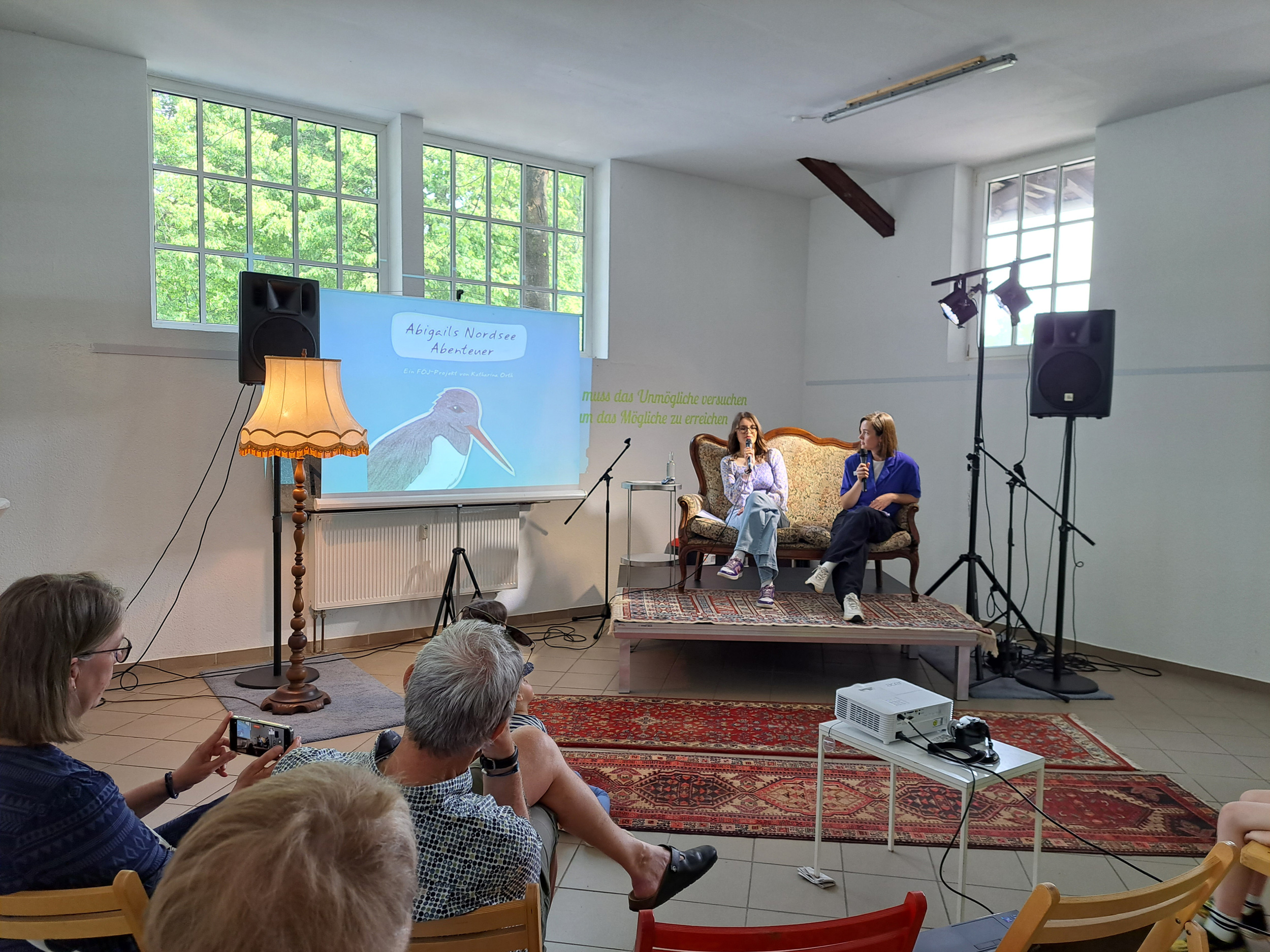 Vital Village: Projekt Das fliegende Kultursofa der Gemeinde Wurster Nordseeküste, hier mit einem Bunten Literaturnachmittag und der Buchvorstellung „Abigails Nordseeabenteuer” von Katharina Orth