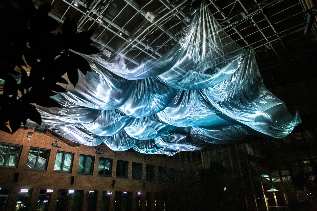 Impression der EVI Lichtungen 2024: Einder von Boris Acket in der Glashalle der Sparkasse