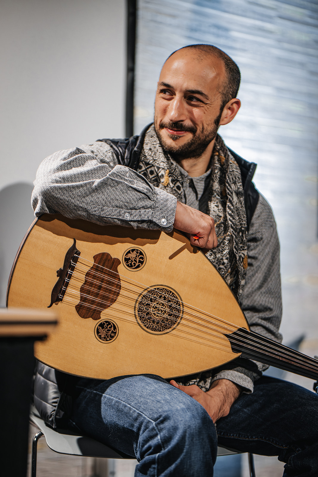 an/grenzen: Ausnahmezustand! Ein Lyrikspektakel, April 2024 im Literaturhaus Göttingen. <br/>Ahmad Ajouz an der Oud.