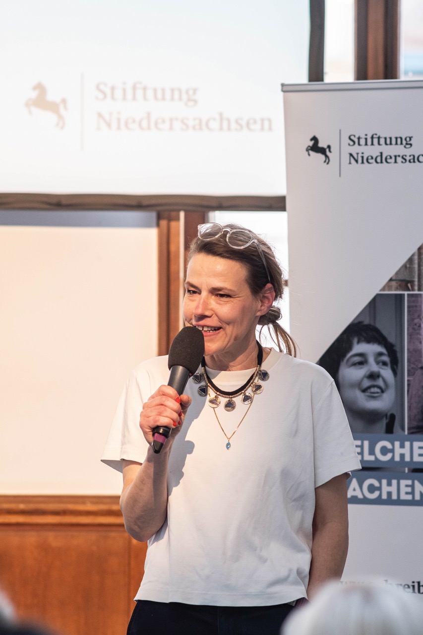 Impression des Comic-Festes „an|grenzen – Wort Bild Wort” am 26. April im Künstlerhaus Hannover<br/>Katia Fouquet gibt Einblicke in ihre Comicarbeit.