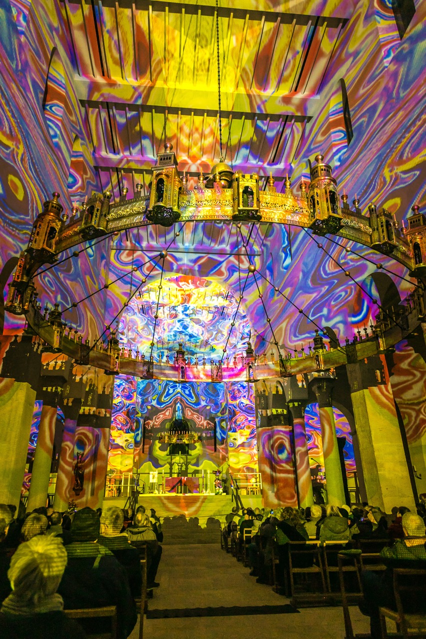 Impression der EVI Lichtungen 2024: Licht-Klang-Raum von Laurenz Theinert, Thomas Viezens und Michael Čulo im Hildesheimer Dom